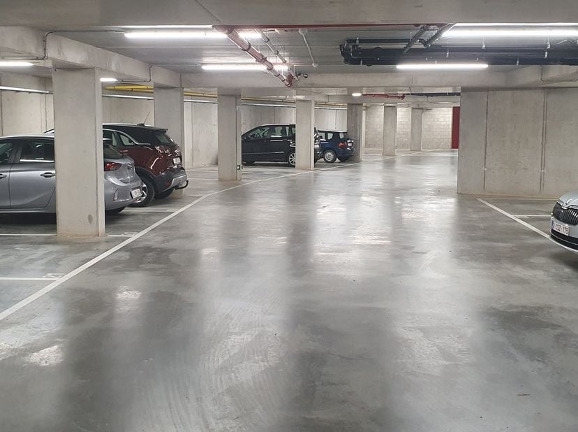 Ondergrondse autostaanplaatsen te koop in centrum Leuven, op 500meter van de Vismarkt en vlakbij de Vaartkom. De parkeerplaatsen bevinden zich op nive