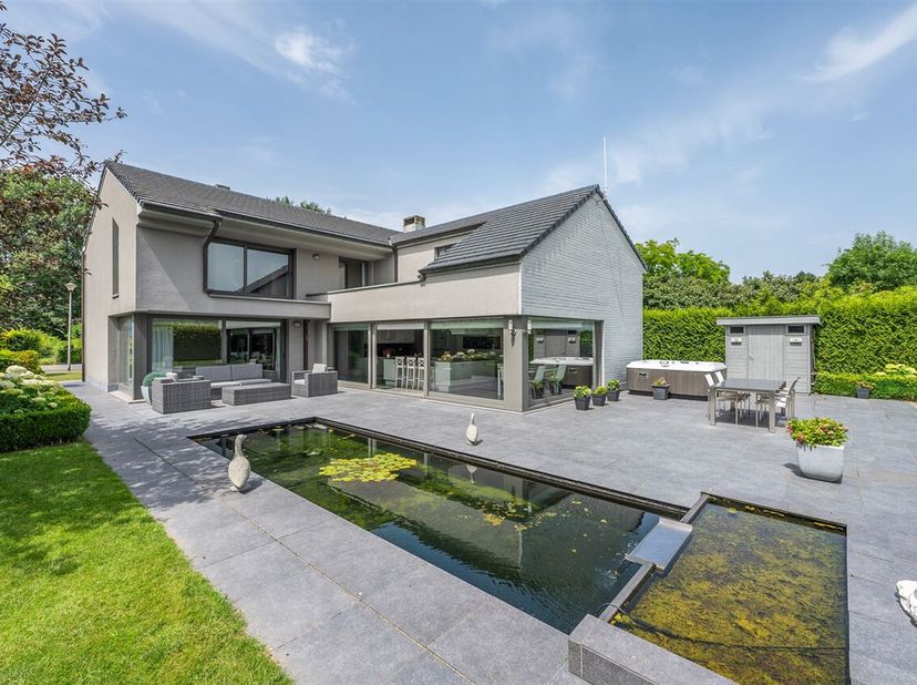 Magnifique villa rénovée sur un beau terrain privatif de +/- 8a25ca dans le quartier recherché de Zonnebos. La villa comprend une surface habitable de