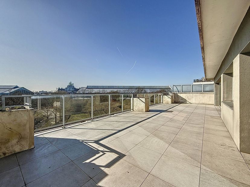 Quartier européen I Cinquantenaire : Penthouse de haut standing d&#039;une superficie de 144 m² + terrasses de 95 m² situé au 8ème étage, offrant une vue i