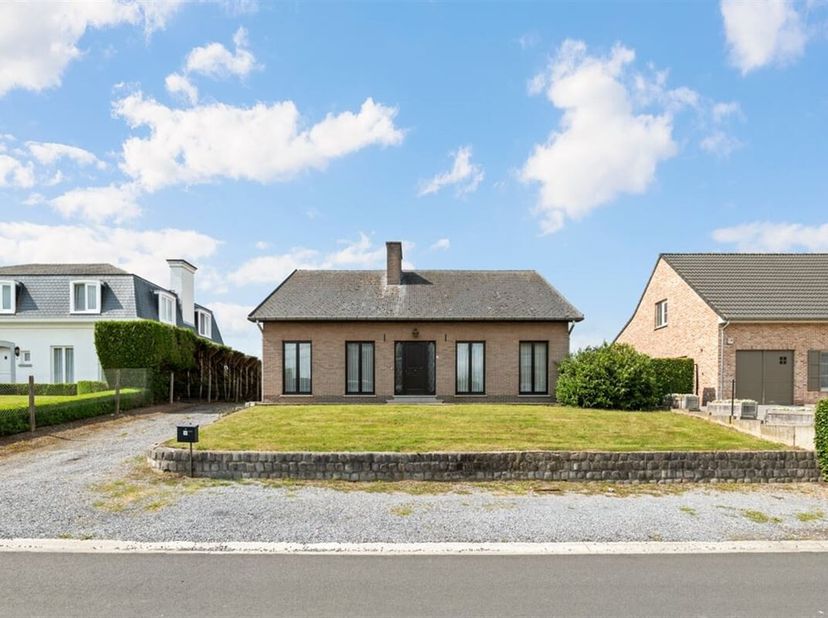 OP TE FRISSEN GELIJKVLOERSE WONING OP EEN PERCEEL VAN 14A53CA IN BRUSTEM&lt;br /&gt;
In het centrum van Brustem, een deelgemeente van Sint-Truiden houden we
