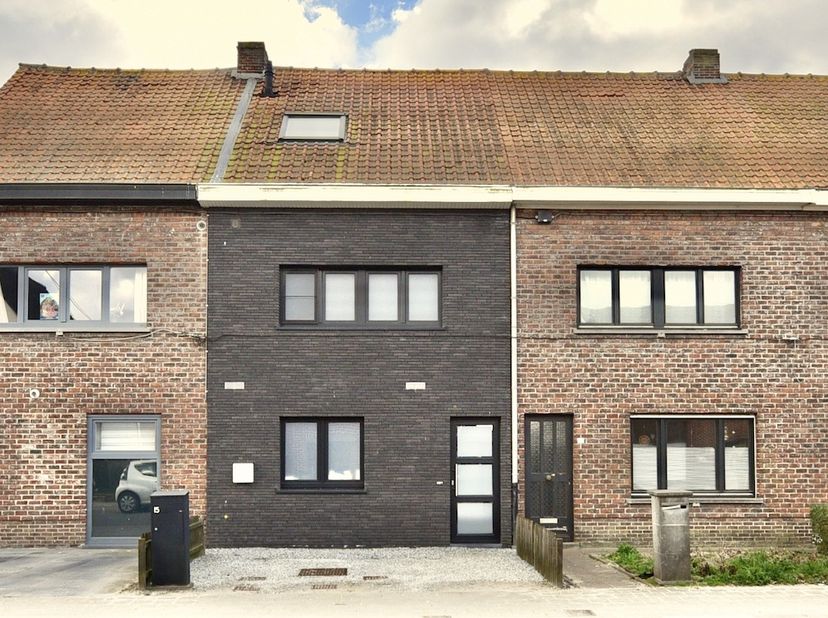 De moderne, instapklare woning is centraal, rustig gelegen aan de rand van de gemeente Waarschoot nabij de groene rand van Lievegem. U bevindt zich te