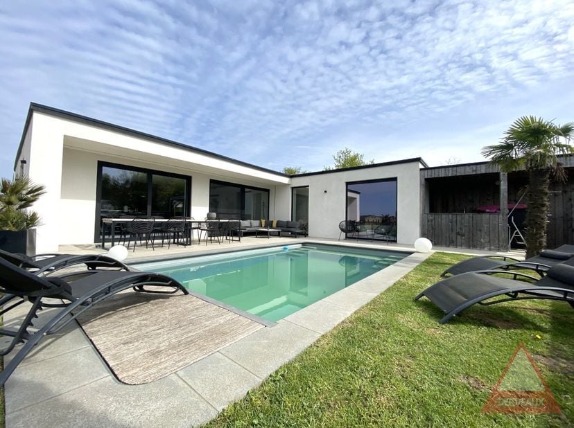 VANAF €750.000&lt;br /&gt;
&lt;br /&gt;
Deze luxueuze gelijkvloerse villa is gelegen in een rustige, landelijke buurt van Moorsele en biedt een fenomenaal uitzich