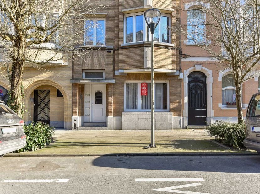APPARTEMENT MET TERRAS EN TUIN &lt;br /&gt;
 &lt;br /&gt;
Goed gelegen, gelijkvloers appartement met terras en gezellig stadstuintje.   &lt;br /&gt;
Het appartement bes