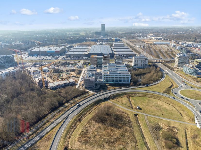 Deze kantoorruimte van 1.627 m² bevindt zich op het gelijkvloers + de eerste verdieping en maakt deel uit van het hoogwaardig kantorencomplex &quot;Atmos&quot;,