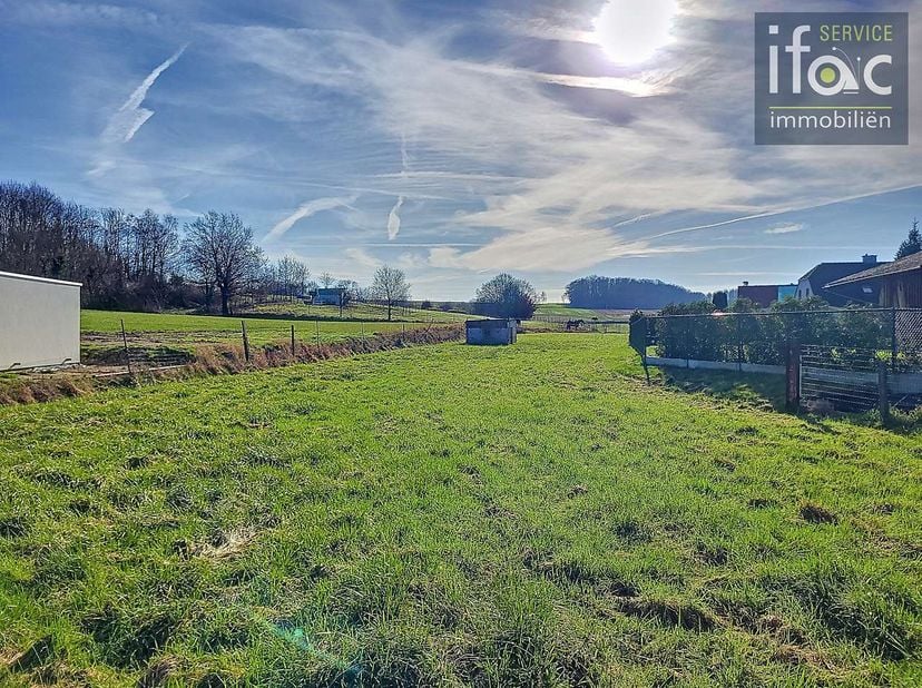 Spacieux terrain à bâtir pour une maison 4 façades, sur un terrain de +/-18,64are, avec une vue impressionnante sur les champs &quot;Plateau de Duisbourg&quot;.
