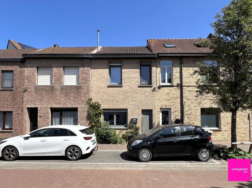 Karaktervolle rijwoning met 2 slaapkamers, te Oostende. Uitstekend gelegen vlakbij de stadsring, scholen, winkels, openbaar vervoer, park,... Deze gez