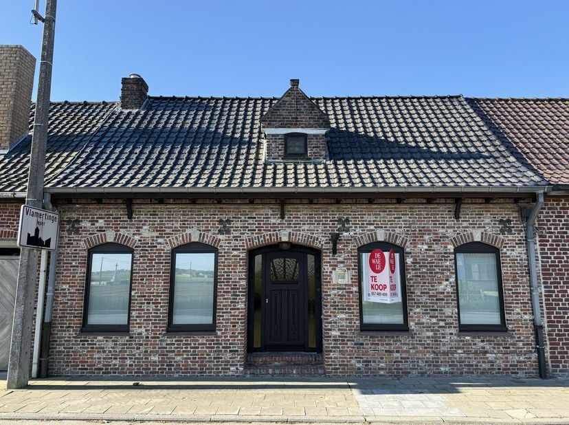 Huis te koop in Vlamertinge in de Poperingseweg 611. Dit instapklaar huis te koop beschikt over drie slaapkamers, driedubbele garage met uitweg en een