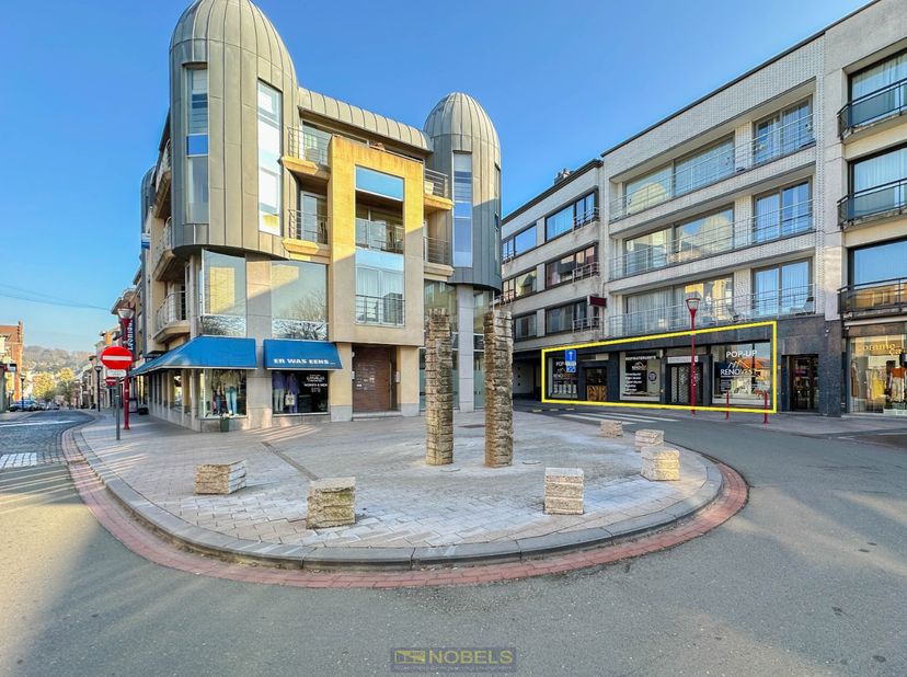 Situé à un EMPLACEMENT EXCEPTIONNEL dans le CENTRE DE RENAIX, bénéficiant d&#039;une EXCELLENTE VISIBILITÉ et d&#039;une BONNE ACCESSIBILITÉ, cet ESPACE COMMERC