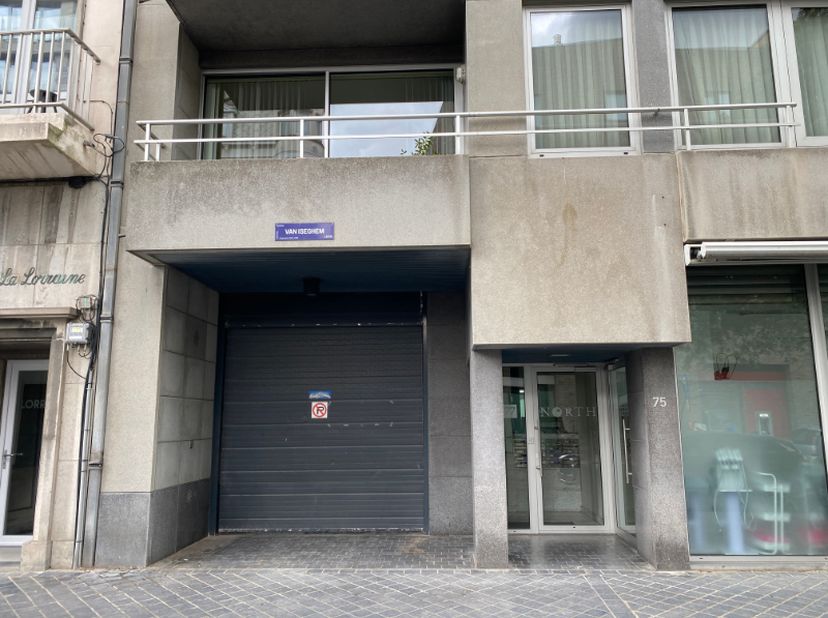 Parking in Res. North op parkeerlift: afmeting: 5mx2,3m, hoogte max 152cm - 20 € gem. kosten / maand &lt;br /&gt;
 