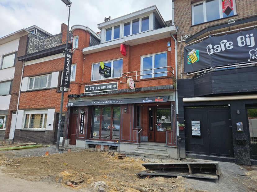 Dit handelspand met woonst is gelegen aan het Rondplein, dat momenteel  een grondige vernieuwing ondergaat, in het hart van Mol.&lt;br /&gt;
Op het gelijkvl