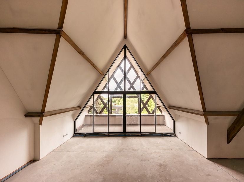 Attique is een karaktervol duplex-dakappartement dat volledig afgewerkt wordt aangeboden in Residentie Leiepark te Afsnee. Dit unieke appartement bevi