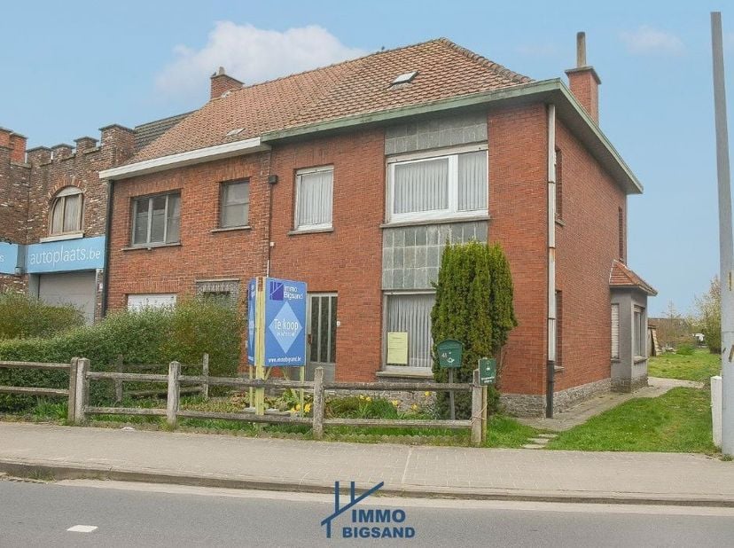 Deze halfopen woning is gelegen te Moorsele op een perceel van maar liefst 926m² met een Zuidgerichte tuin. U komt de woning binnen via de inkomhal, a