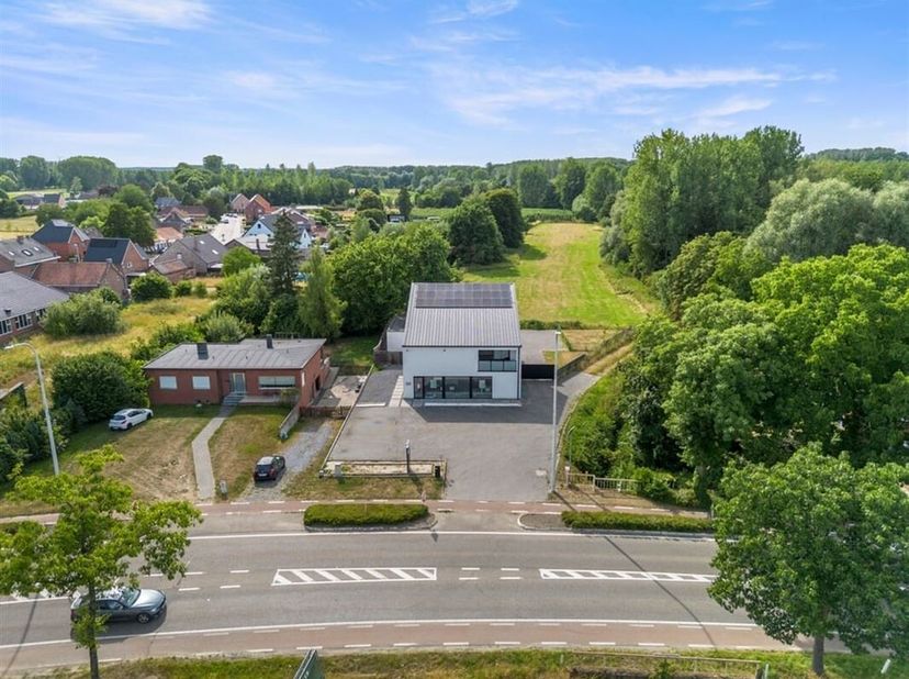 OPEN BEBOUWING MET KANTOOR EN ADEMBENEMEND ZICHT IN HASSELT &lt;br /&gt;
Welkom op de Luikersteenweg 693, waar wonen en werken op harmonieuze wijze samenkom