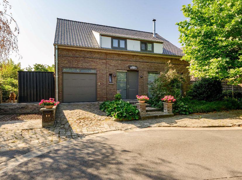 Deze RUIME woning is gelegen te Tielt met name in de Brignoleslaan 39 op een perceel grond van 397 m² en met een bewoonbare oppervlakte van 274 m². Di