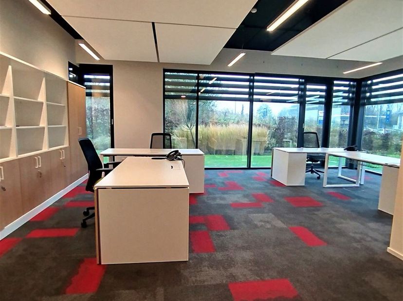 Bureaux dans un immeuble récent (2019) à Mont-Saint-Guibert (AXIS PARC), espace de travail clé en main aménagé avec goût et élégance, nous vous propos