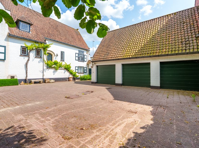 Charmante ancienne maison de médecin à vendre sur un terrain de 3 187 m² au centre de Hooglede. Il s&#039;agit d&#039;une opportunité unique pour ceux qui reche