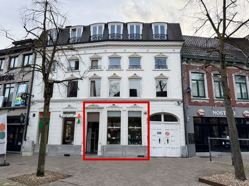 Winkelpand in het centrum van Bree.&lt;br /&gt;
De winkelruimte is het gelijkvloers, in de kelder is er nog een stockruimte met apart toilet.&lt;br /&gt;
Het pand