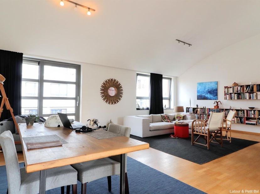 BRUXELLES - A proximité de l&#039;Avenue Louise, du Boulevard de Waterloo, dans le quartier prisé du Sablon, APPARTEMENT (2ch/2sdb) récemment rénové avec t