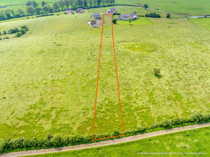 Terrain de ±3.601m² :&lt;br /&gt;
- Terrain borné : oui,&lt;br /&gt;
- Façade à rue : ±19,60m,&lt;br /&gt;
- Façade arrière : ±14,11m,&lt;br /&gt;
- Profondeur moyenne : ±230