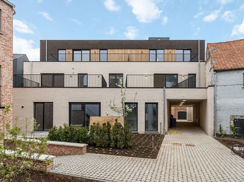 Op een uitstekende locatie in het centrum van Beerzel bevindt zich dit gelijkvloerse appartement in een recent appartementencomplex. Het betreft een b