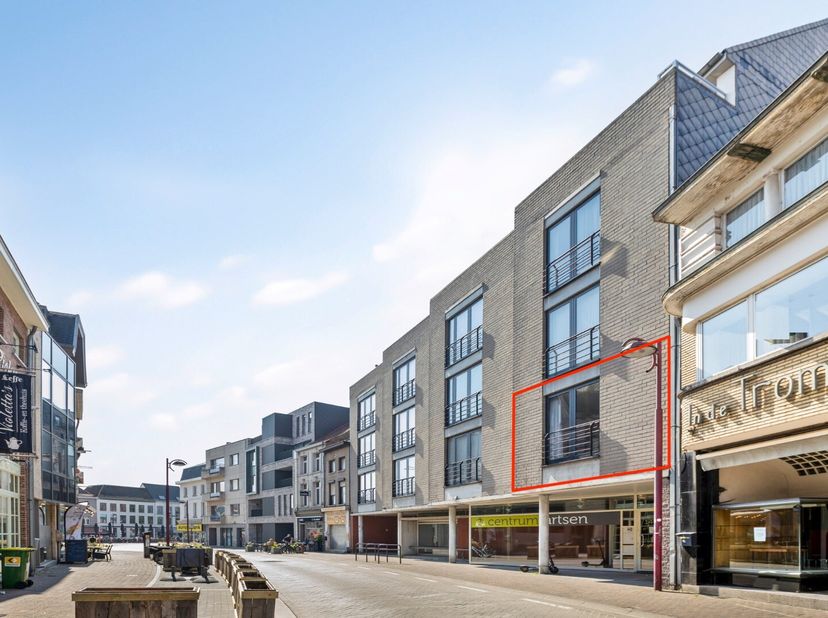 Een lichtrijk appartement met schitterend zicht en terras achteraan ....&lt;br /&gt;
Pal in het centrum van Menen vinden we in de Bruggestraat dit mooie app