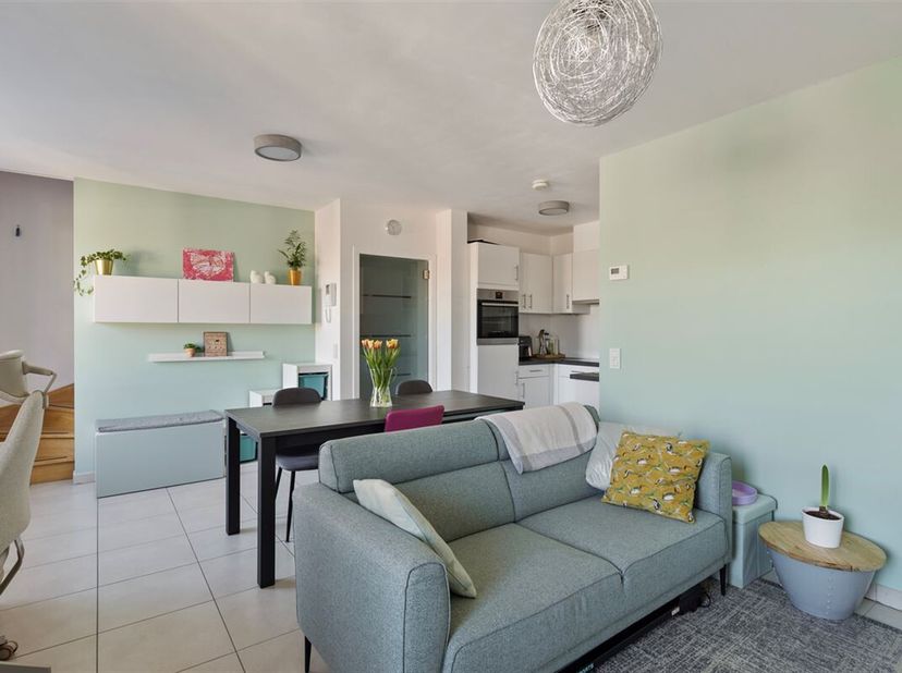 In het hart van Lochristi (Wachtebeke) bevindt zich deze unieke investeringskans: een duurzaam en volledig gerenoveerd appartement in een karaktervol