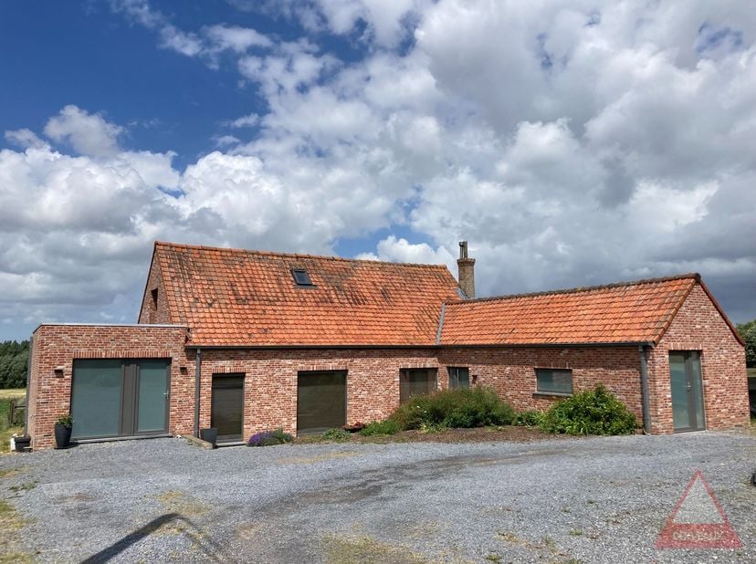 Deze volledig instapklare woning biedt veel ruimte en comfort, met onder andere vier slaapkamers, waarvan één op het gelijkvloers. Dankzij de bureau m