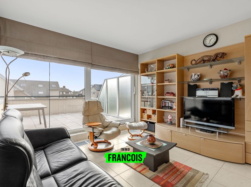 Cet appartement clé en main dans un jeune immeuble est situé au cur de Middelkerke, à proximité de la plage, des magasins et des restaurants. Il offre