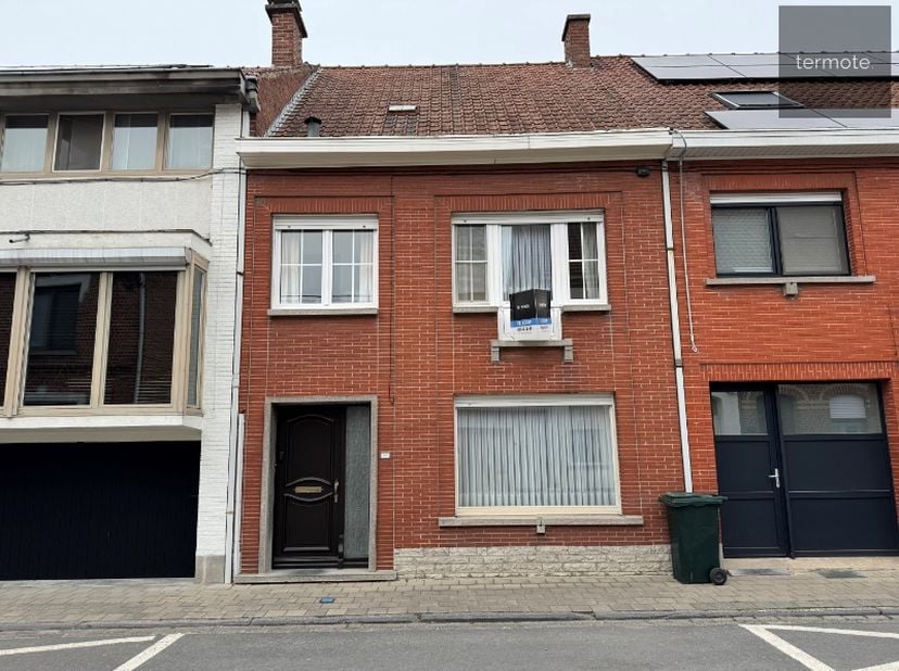 Deze sympathieke rijwoning is gelegen in een rustige straat op wijk &#039;t Gaverke in Waregem, tussen het station en het centrum.&lt;br /&gt;
Scholen, bakker, b