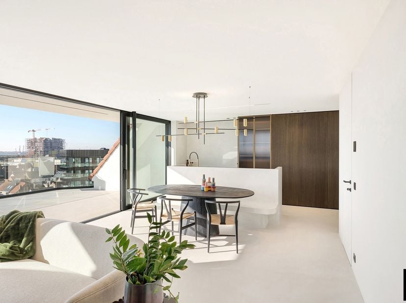 Dit exclusieve duplex appartement zal al je verwachtingen overtreffen, met een overvloed aan natuurlijk licht en een adembenemend uitzicht op het hint