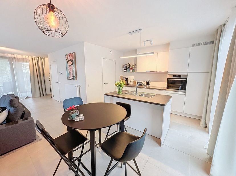Dit modern appartement (type duplex) is rustig gelegen op slechts een goeie 5 minuten stappen van het historische centrum en ligt in een recent (2023)