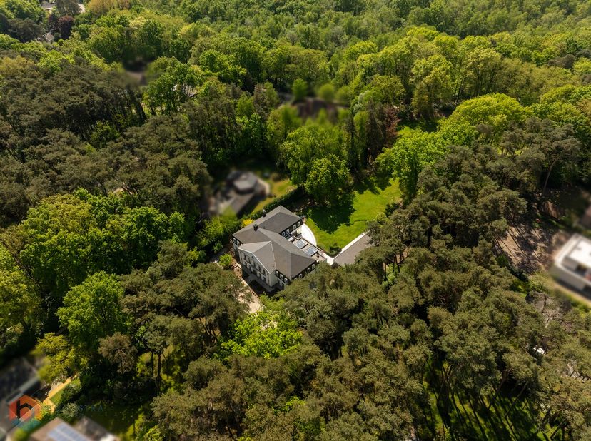 Op een uitstekende locatie te Keerbergen bevindt zich deze prachtige, tijdloze villa met een bewoonbare opp. van 1191 m² op een perceel van 3835 m². D