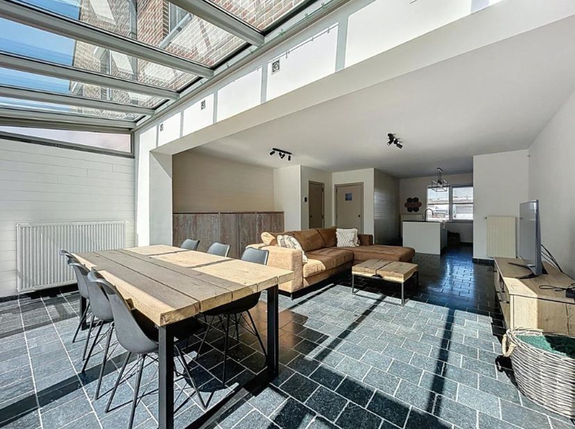 Rustig, doch centraal gelegen energiezuinige woning, bestaande uit een inkomhal met afzonderlijk toilet, een ruime en lichtrijke leefruimte met eet- e