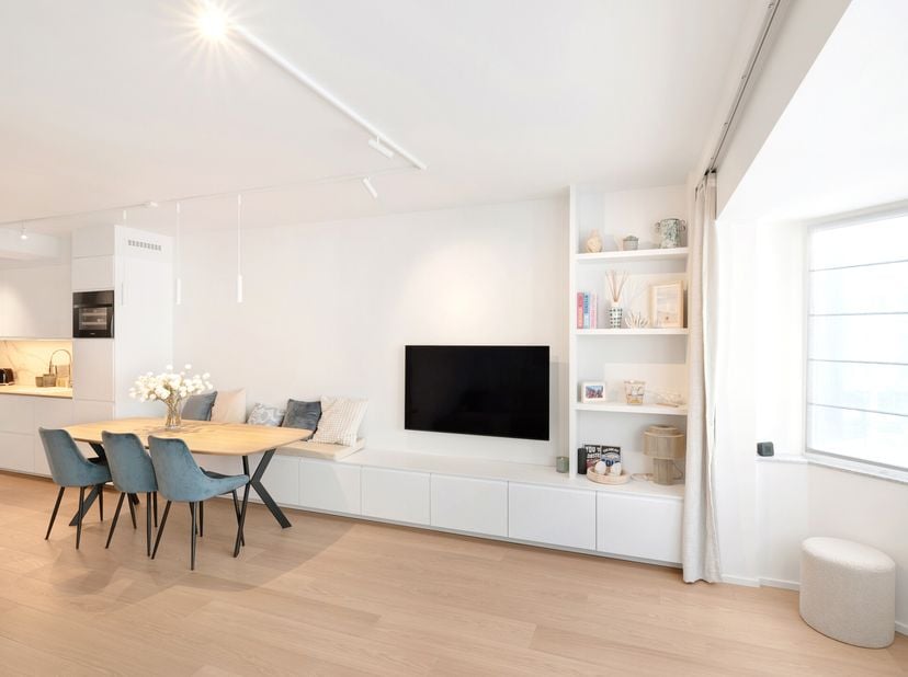 Cet appartement prêt à emménager, situé à quelques pas de la Lippenslaan, offre une excellente expérience de vie. Le hall d&#039;entrée est équipé d&#039;un ves