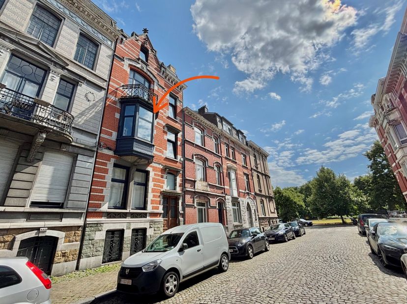 Appartement situé au 1er étage (sans ascenseur) de ±65m² :&lt;br /&gt;
 -Séjour de ±26m² sur plancher avec cuisine ouverte comprenant four, taque vitro., ho