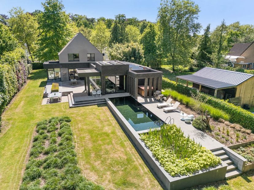 Aan de rand van Hasselt, verscholen achter een stijlvolle poort en volledig omheind perceel van 19a 10ca, vindt u deze uitzonderlijke villa: een oase