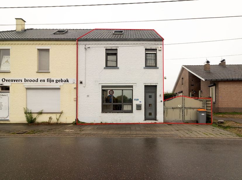 OP TE FRISSEN WONING &lt;br /&gt;
 &lt;br /&gt;
Op te frissen woning (half open bebouwing) met centrale ligging in Eigenbilzen, dicht aan het wandeldomein Haenenb