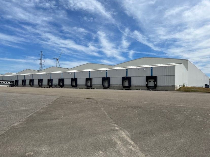 5.252m² en 9.493m² samen (14.745m²) of apart te huur voor opslagruimte/productie gelegen op een totale site van 76.048m²  in de industriezone Genk-Zui
