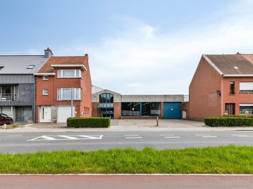 Bent u op zoek naar een commercieel pand met tal van mogelijkheden, inclusief een privéwoning? Dit unieke eigendom, ideaal gelegen nabij het centrum v
