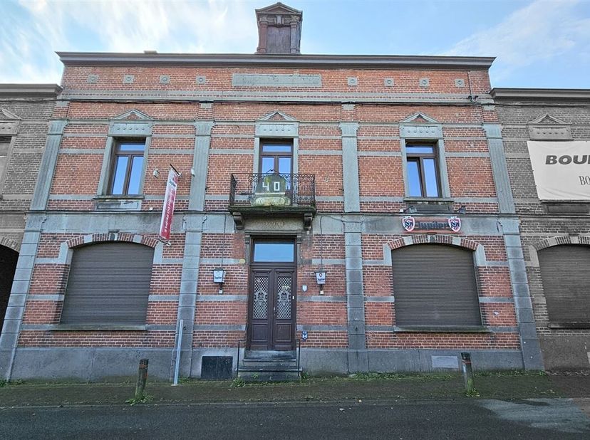 SOUS OPTION - PLUS DE VISITE - Prix: Offre à partir de 50.000 euros, frais d&#039;agence non inclus et à charge de l&#039;acquéreur.&lt;br /&gt;
Grand bâtiment abrita