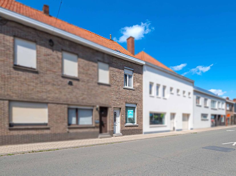 Te renoveren woning in het centrum van Gullegem met 3 slaapkamers, tuin en uitweg. De inkomhal brengt je naar de ruime leefruimte, die verbonden is me