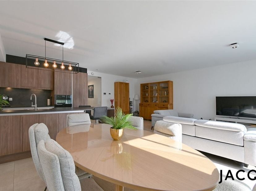 Vlakbij de Rupel en park &quot;Den Blijk&quot; bieden wij dit prachtig gelijkvloers appartement aan met 2 volwaardige slaapkamers en een gezellige oost-tuin!&lt;br