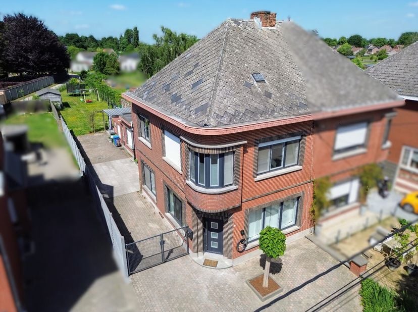 In het hart van Rillaar, een deelgemeente van Aarschot, bevindt zich deze halfopen woning met tal van troeven. De woning ligt op een centrale locatie,