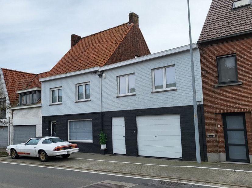 Ruime goed onderhouden woning bestaande uit inkom, living, moderne nieuwe ingerichte keuken, berging, kelder, badkamer, nachthall, 3 slaapkamers(mogel
