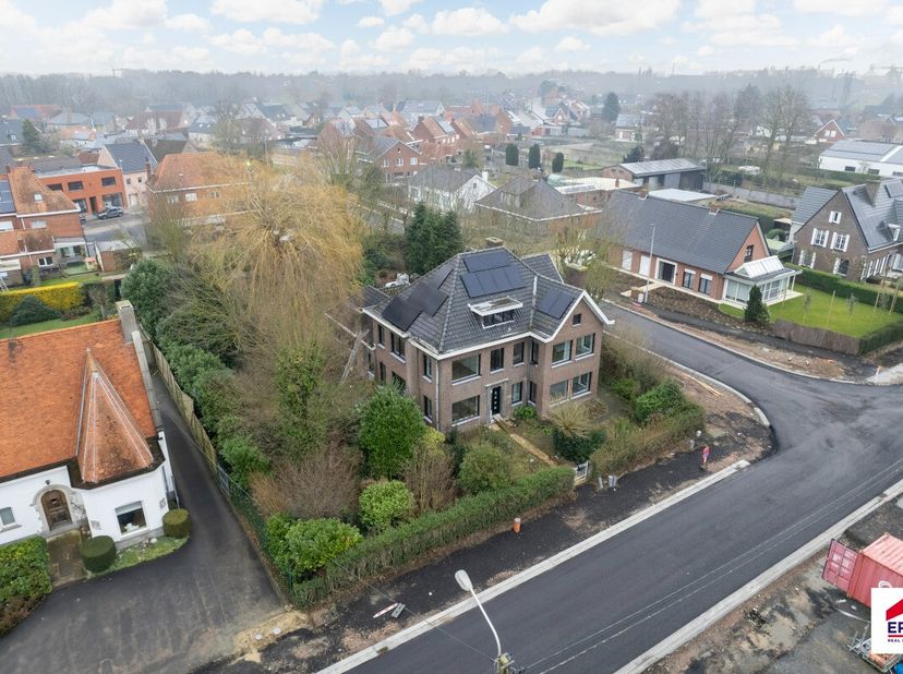 Prachtig gerenoveerde villa met 4/5 slaapkamers op 879m²!Ligging: centraal gelegen in centrum Oostrozebeke, nabij slager, bakker, park, openbaar vervo
