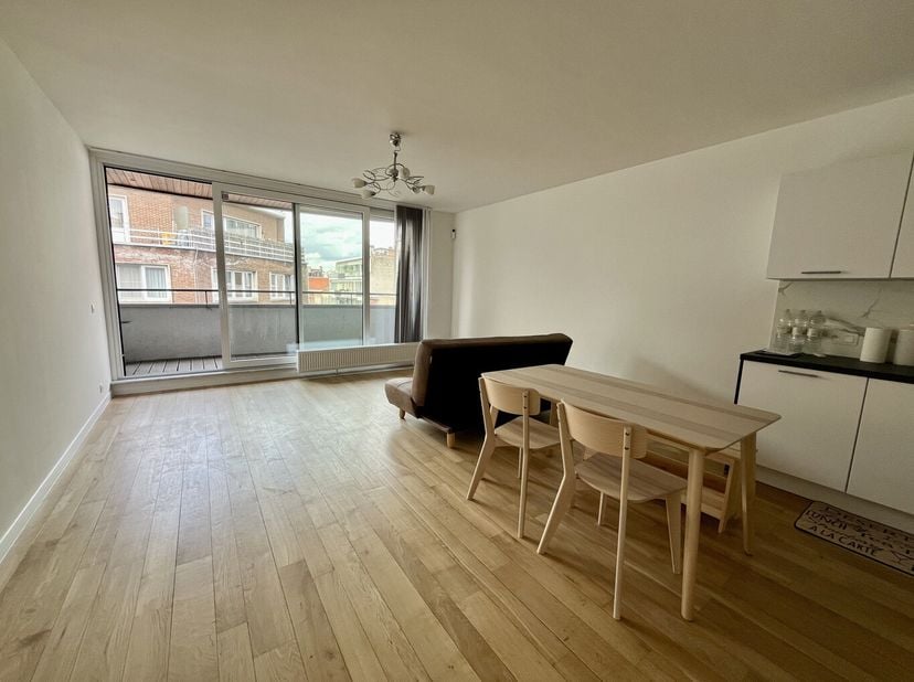 MOLENBEEK-SAINT-JEAN - REF :6864009 - Situé dans un quartier résidentiel calme, à proximité de toutes les commodités, cet appartement vous séduira par