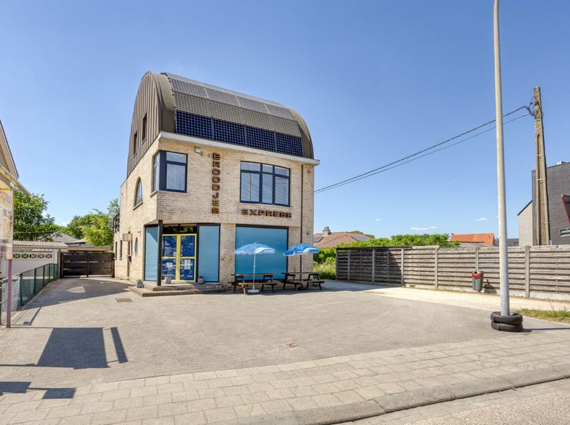 Dit handelspand (115,5 m²) met ruim appartement (162 m²) is gelegen langs de gekende Turnhoutsebaan in Mol. Dankzij de jarenlange ervaring is deze zaa