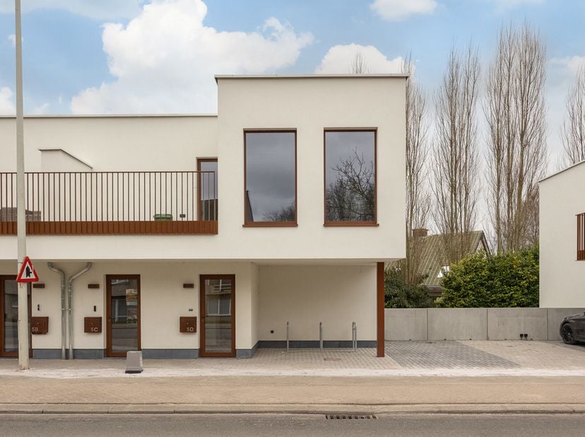 LAATSTE VOLLEDIG AFGEWERKT EN GESCHILDERD NIEUWBOUWAPPARTEMENT TE KOOP AAN 6% BTW.&lt;br /&gt;
Dit aangenaam appartement (95m²) met eigen inkom omvat een li