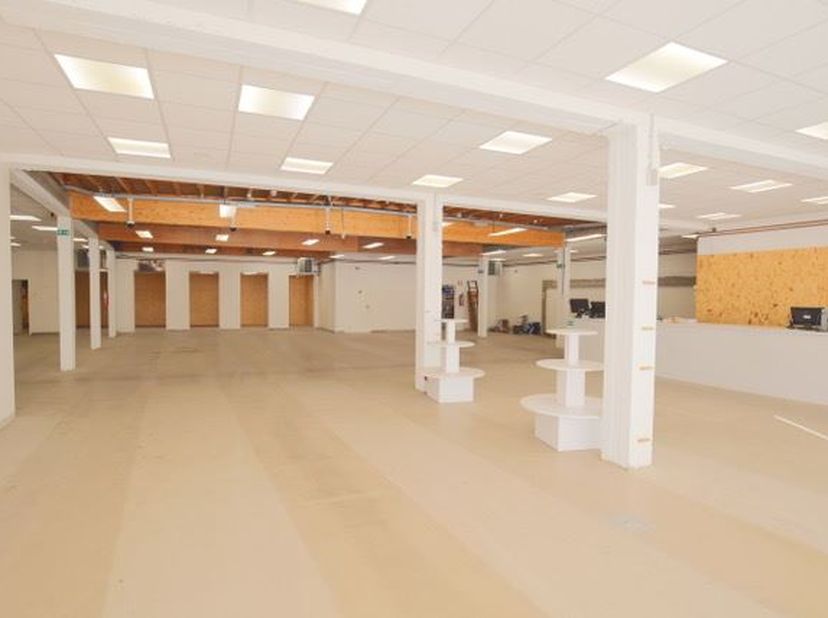 Op zoek naar de perfecte handelsruimte of kantoor? &lt;br /&gt;
&lt;br /&gt;
Ontdek het handelsgelijkvloers van 589 m²!&lt;br /&gt;
&lt;br /&gt;
We bieden een ruime en veelzi