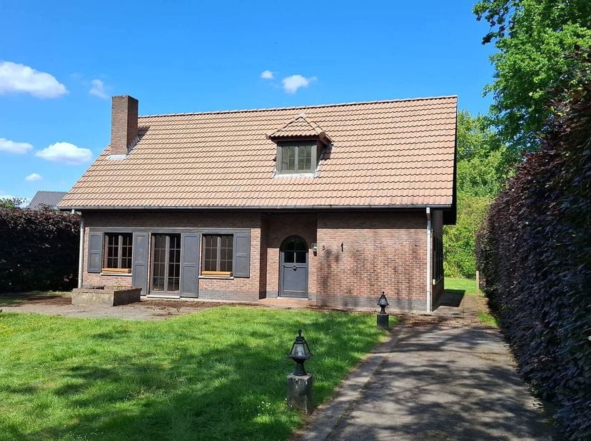 Cette maison très charmante et sans amiante est située dans un quartier agréable, dans une rue tranquille.  La maison elle-même est un peu en retrait,